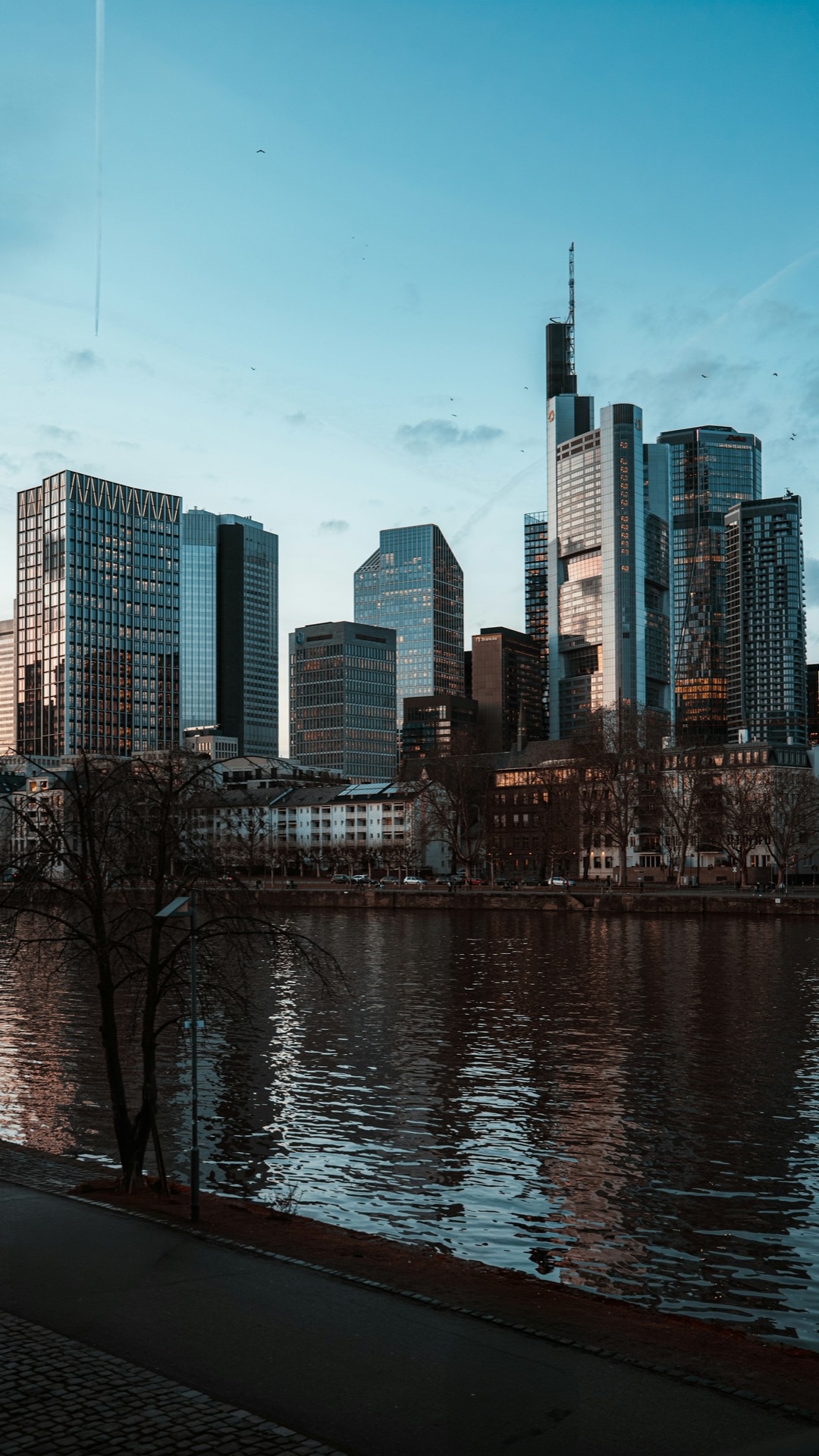 Frankfurt bei der blauen Stunde, Spiegelung der Türme im Main