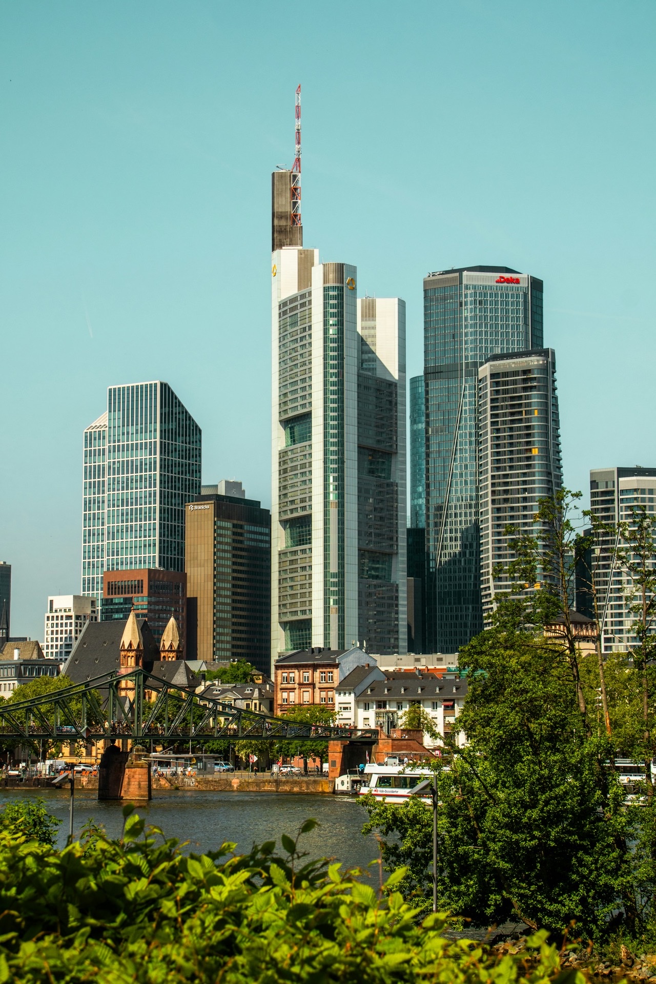 Frankfurter Bankenviertel und modernes Hochhaus-Ensemble